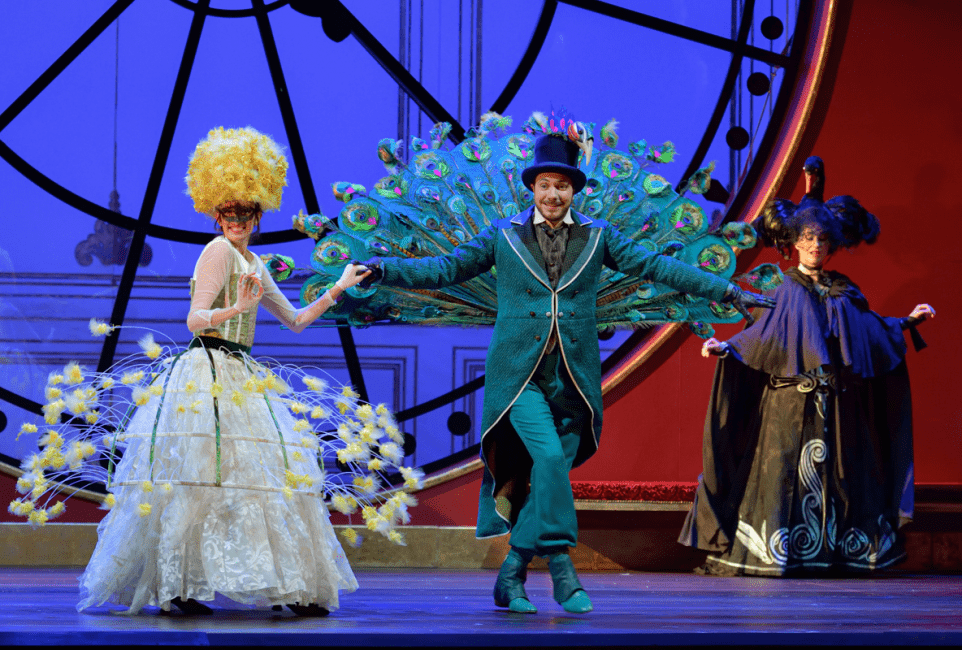 Brigitte de San Lucar (Victoire Bunel), Comte Juliano (Léo Vermot-Desroches), Angèle de Olivarès (Anne-Catherine Gillet) © Stefan Brion