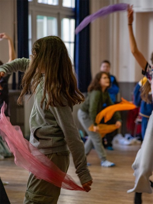 Classe de 5e en cours de Dalcroze (méthode qui fait vivre la musique par le mouvement et le rythme) © Eva Miquet