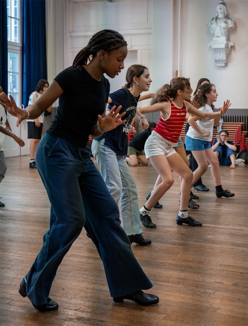 Cours de claquettes avec la classe de 6e (1h par semaine en premier et deuxième cycle) © Eva Miquet