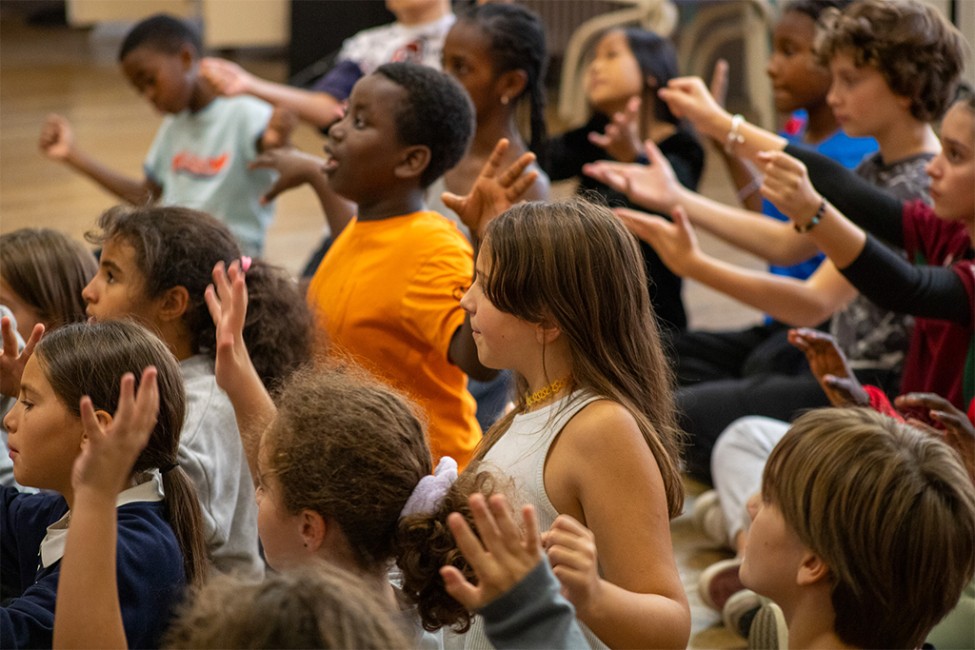 Cours de chant collectif qui rassemble plusieurs classes chaque semaine © Eva Miquet