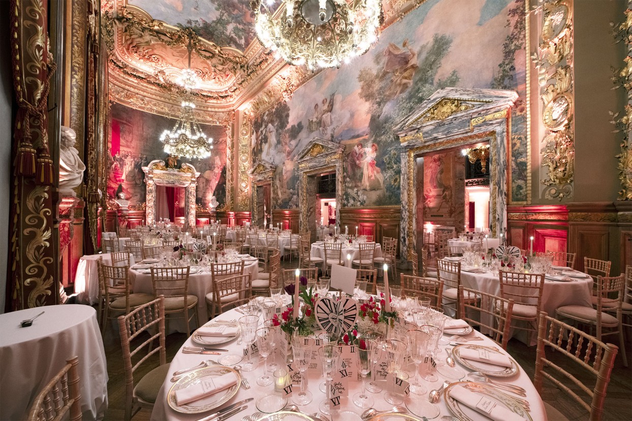 	<p>Diner au Foyer - Gala de l'Opéra-Comique © Didier Plowy</p>
 