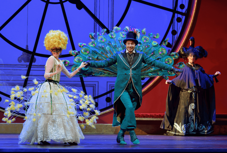 Brigitte de San Lucar (Victoire Bunel), Comte Juliano (Léo Vermot-Desroches), Angèle de Olivarès (Anne-Catherine Gillet) © Stefan Brion