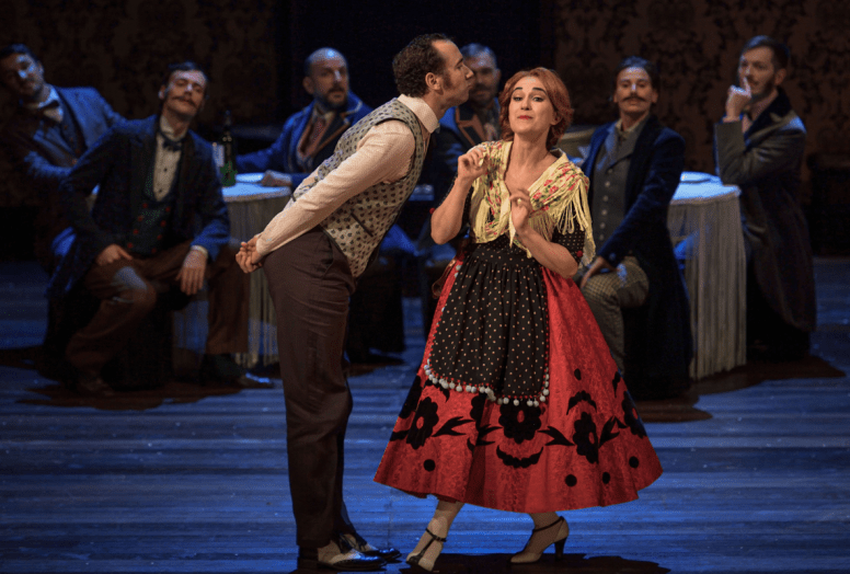 Angèle de Olivarès (Anne-Catherine Gillet), Horace de Massarena (Cyrille Dubois), chœur les éléments © Stefan Brion